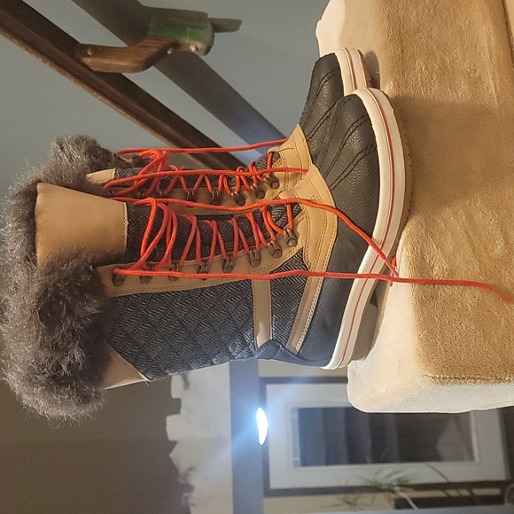 Super Cute & Super Warm Winter Boots! - Picture 2 of 7